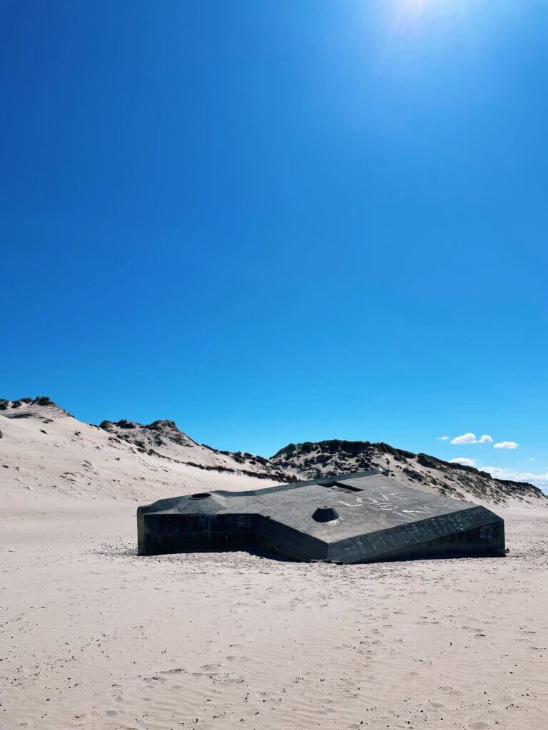 Ein alter Bunker am Strand von Dänemark. Blauer Himmel. Sonnenschein.