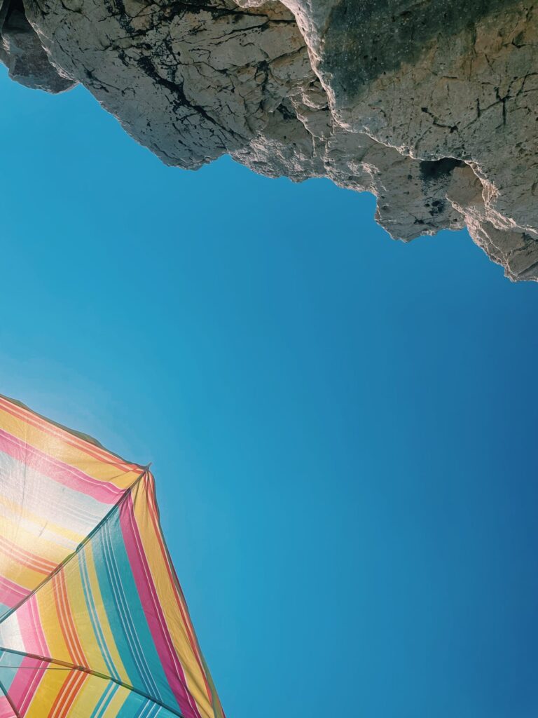 Sonne und Meer. Ein bunter Sonnenschirm.