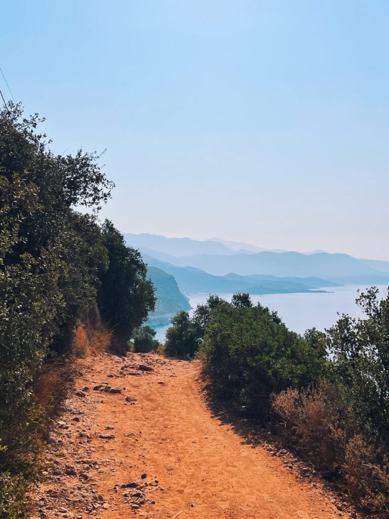 Die Küste Albaniens. Blauer Himmel. Sandwege zum Strand.